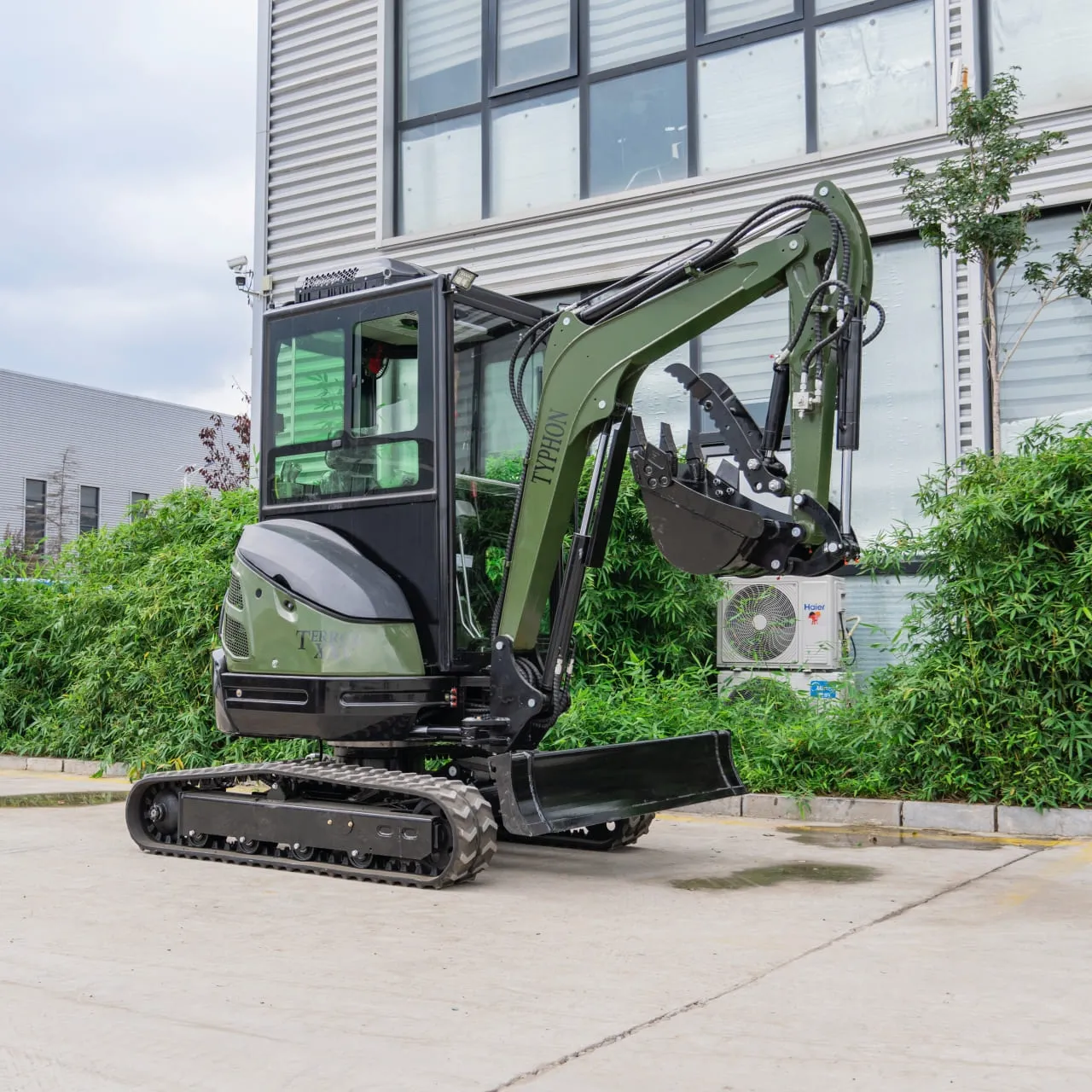 TYPHON TERROR XXV Diesel Mini Excavator 2.7 Ton, 25.1 hp Kubota D1105 RetractableTracks, AC Cabin
